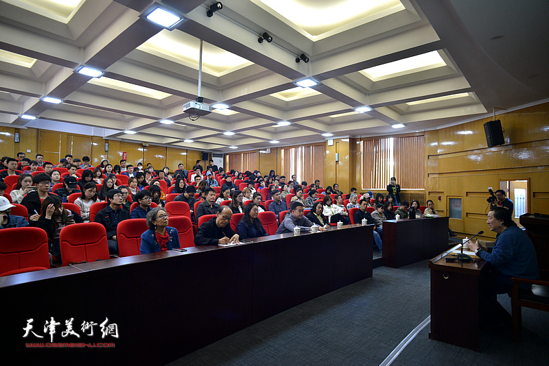 杨晓阳在天津美术学院举办题为“中华民族的艺术精神”的讲座。
