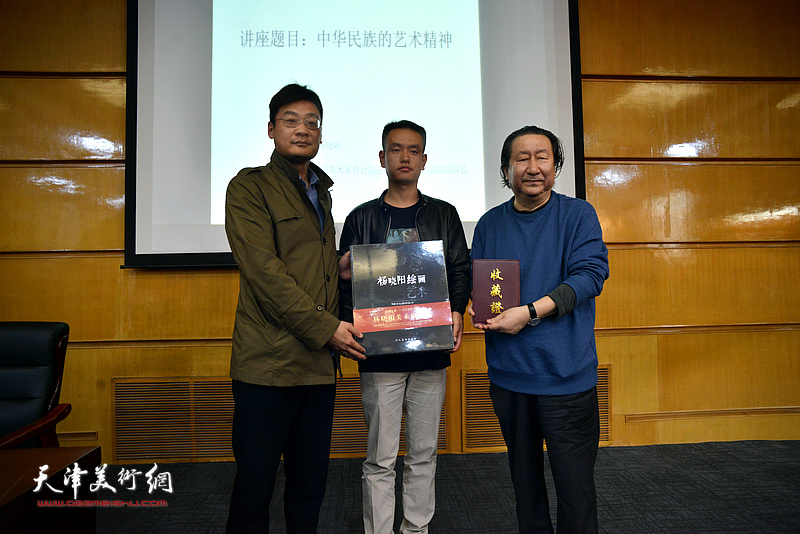 杨晓阳向天津美术学院赠送书籍。
