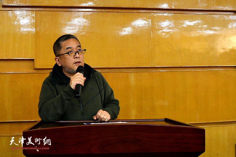 天津美术学院研究生部主任范敏主持杨晓阳艺术讲座。