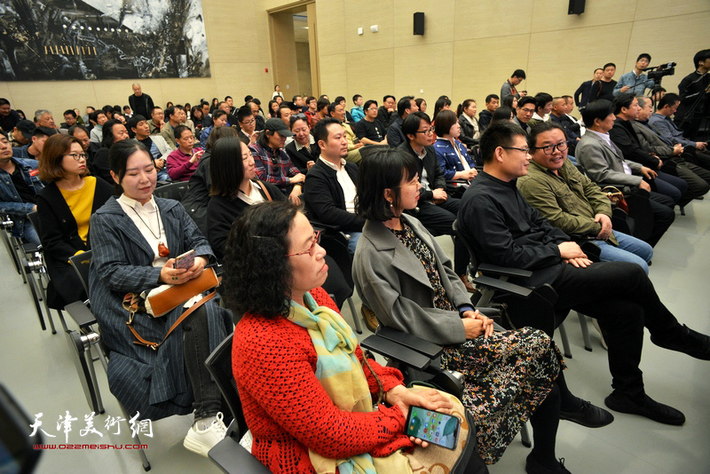 “含道暎物”霍春阳师生作品邀请展在滨海美术馆开幕。