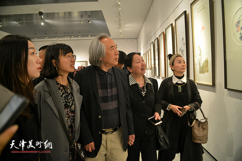 霍春阳先生与尹冰、丁强在画展现场观看作品。
