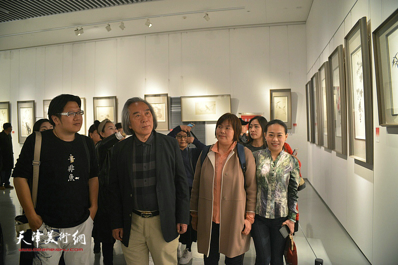 霍春阳先生与书画爱好者在画展现场观看作品。