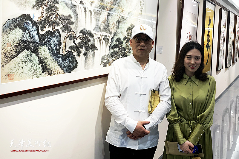 爱新觉罗·恒鑫与彬龙美术馆馆长钱西姿在画展现场。