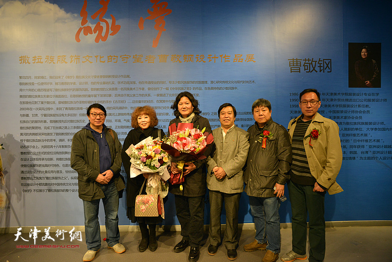左起：主云龙，赵新立，曹敬钢，李耀春，李维立，曹祥哲在作品展现场。