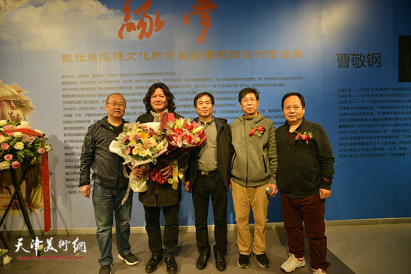 左起：周安礼，曹敬钢，肖培金，陈东山，李思哲在作品展现场。