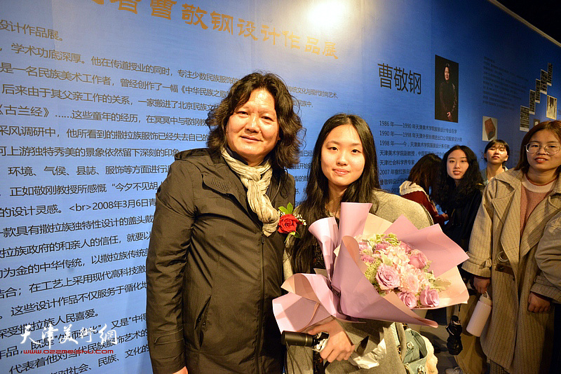 学生为曹敬钢老师送上鲜花，祝贺作品展成功举办。