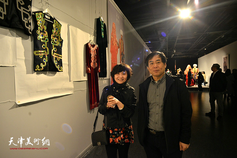 肖培金，徐俊霞在作品展现场。