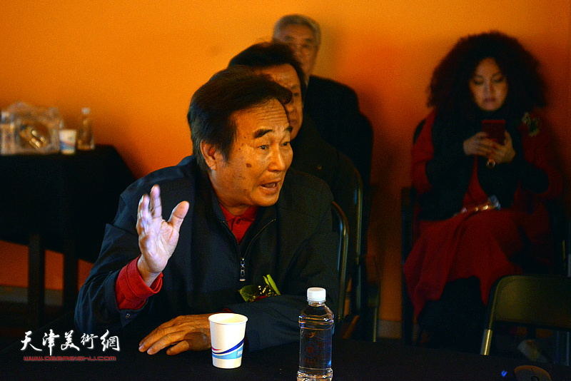 天津美院服装染织系老主任、著名水彩画家陈重武教授发言。