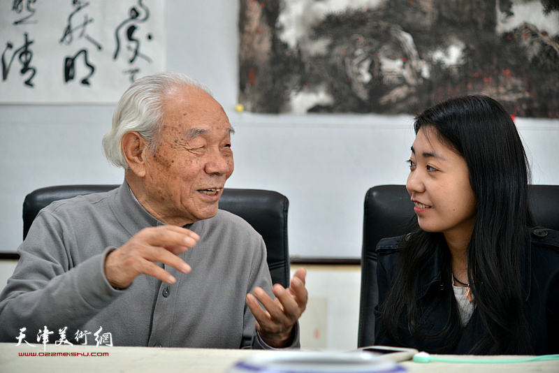 纪振民与《师情画意》记者对话。