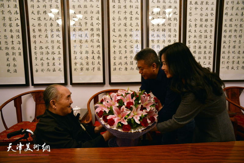弟子崔希鹏欢迎孙先生莅临梅江画院。