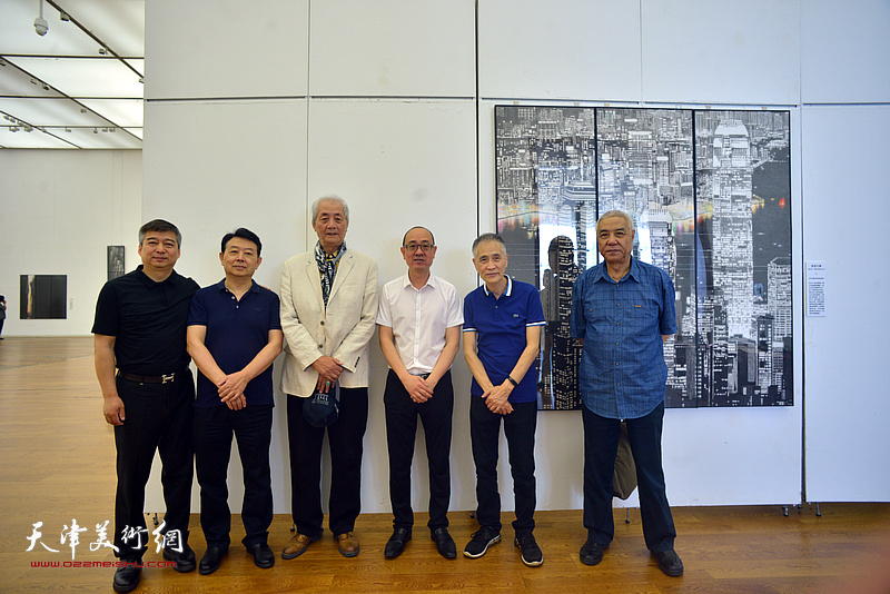 左起：汪勇、华绍栋、王仲、马驰、黄孝逵、姜陆在展览现场。