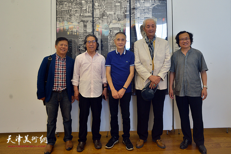 左起：张桐禹、刘曦林、黄孝逵、王仲、杨惠东在展览现场。