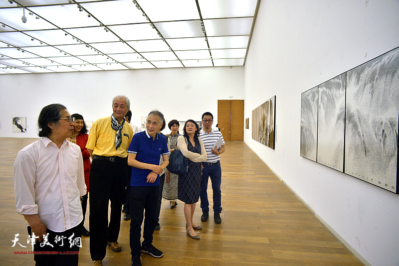 黄孝逵与刘曦林、王仲等在展览现场观看作品。