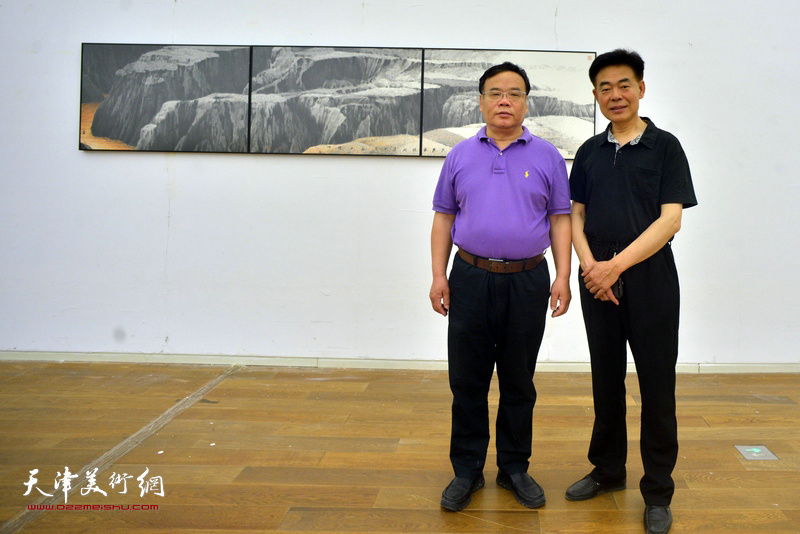 田正宪、李云涛在展览现场。