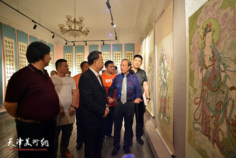 高玉葆、陈幼白在展览现场观看作品。