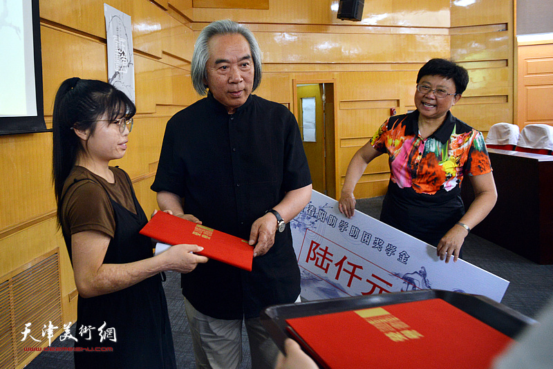 霍春阳先生与天津美术学院党委副书记蒋宗文为获得助学金的付丽同学颁奖。