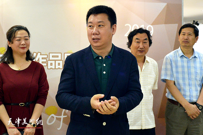 天津师范大学研究生院副院长李涛致辞并宣布毕业作品展开幕。