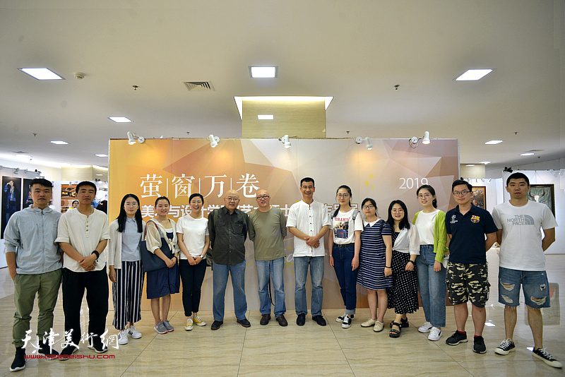 孙岩、杨志刚、姜金军与学生们在毕业作品展现场。