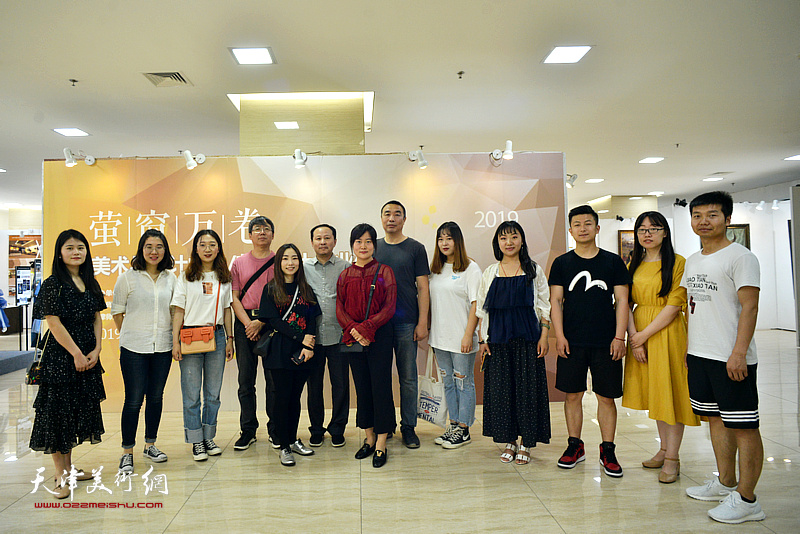 张立涛、齐宝成、唐明与学生们在毕业作品展现场。