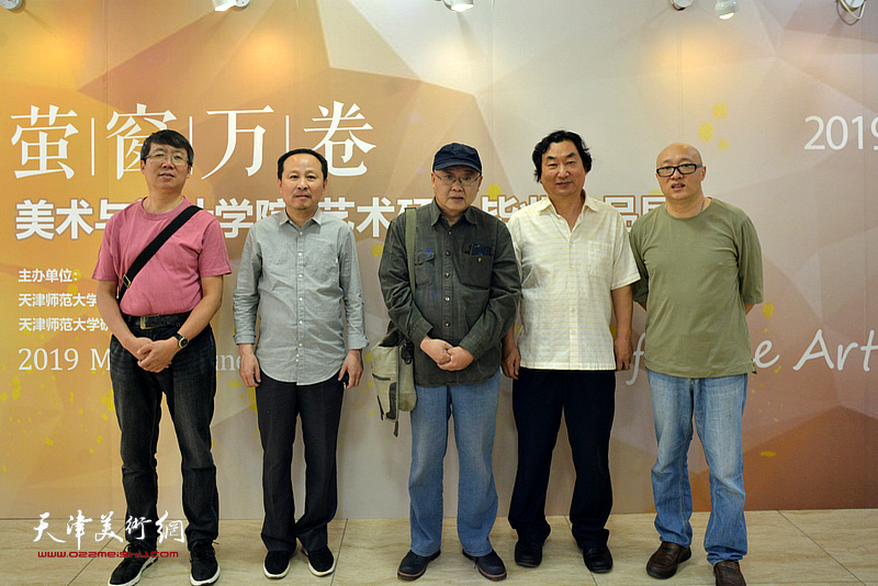 左起：齐宝成、张立涛、杨志刚、韩石、孙岩在毕业作品展现场。