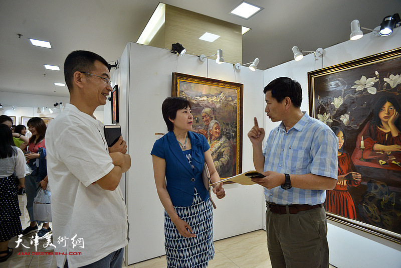 陈元、李桂金、姜金军在毕业作品展现场。