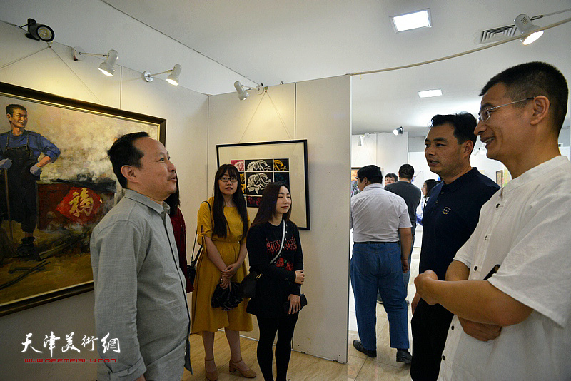 潘红岩、张立涛、姜金军在毕业作品展现场。