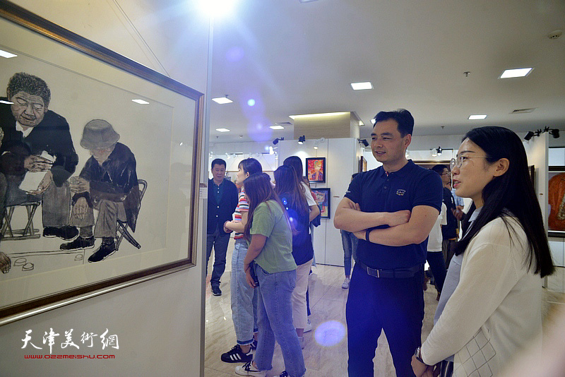 潘红岩在毕业作品展现场与参展作者王懿瑄交流。
