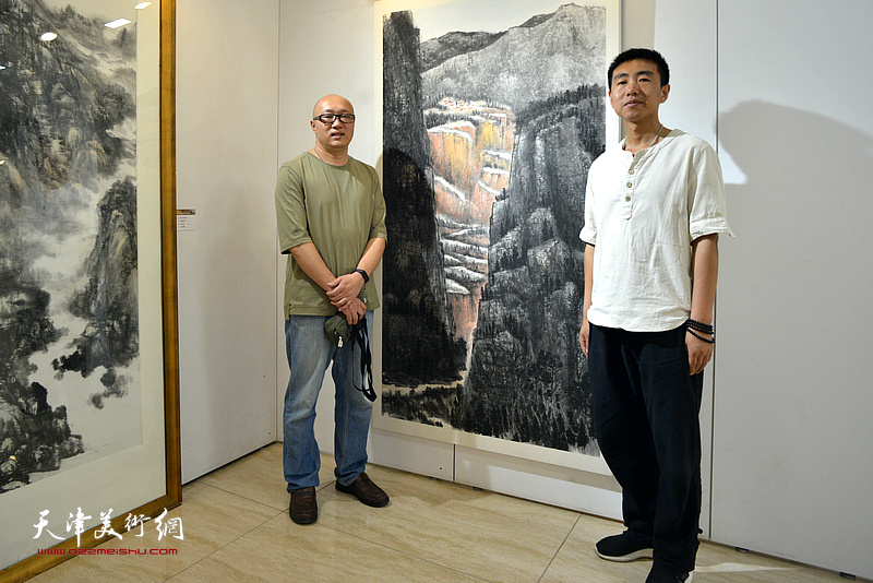 孙岩与参展艺术硕士毕业生董旭辉在毕业作品展现场。