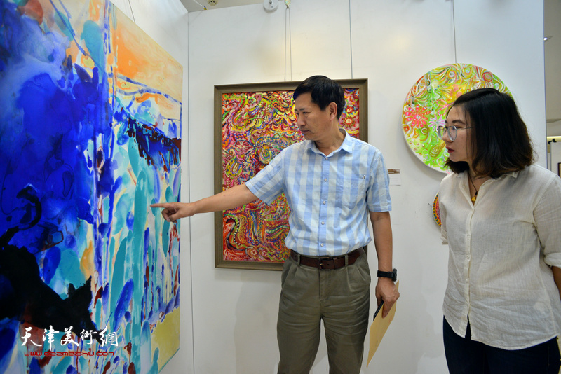李桂金与参展艺术硕士毕业生在毕业作品展现场。