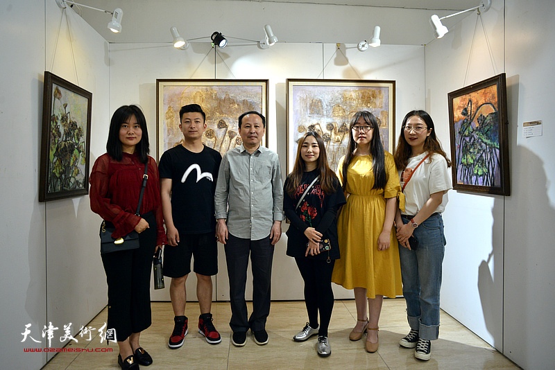 张立涛与参展艺术硕士毕业生在毕业作品展现场。
