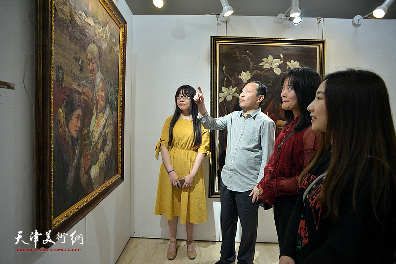 张立涛与参展艺术硕士毕业生在毕业作品展现场。