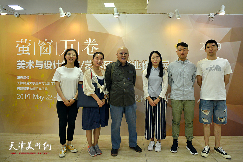 杨志刚与参展艺术硕士毕业生在毕业作品展现场。
