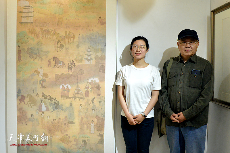 杨志刚与参展艺术硕士毕业生徐颖在毕业作品展现场。