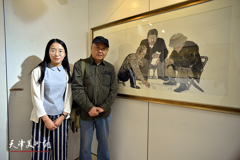杨志刚与参展艺术硕士毕业生王懿瑄在毕业作品展现场。