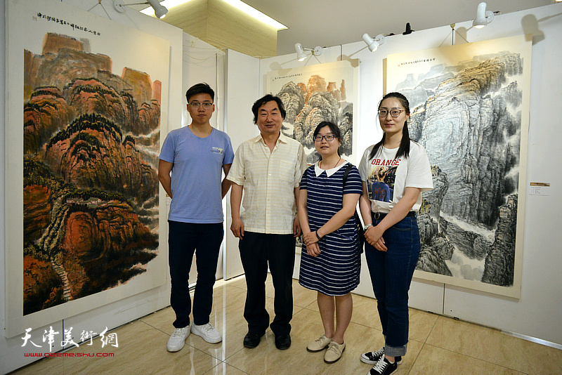 韩石与参展艺术硕士毕业生在毕业作品展现场。