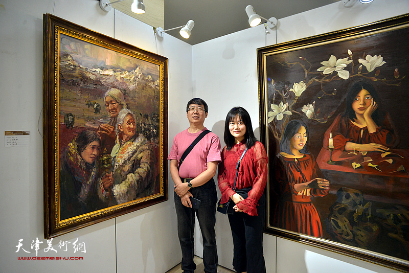 齐宝成与参展艺术硕士毕业生在毕业作品展现场。
