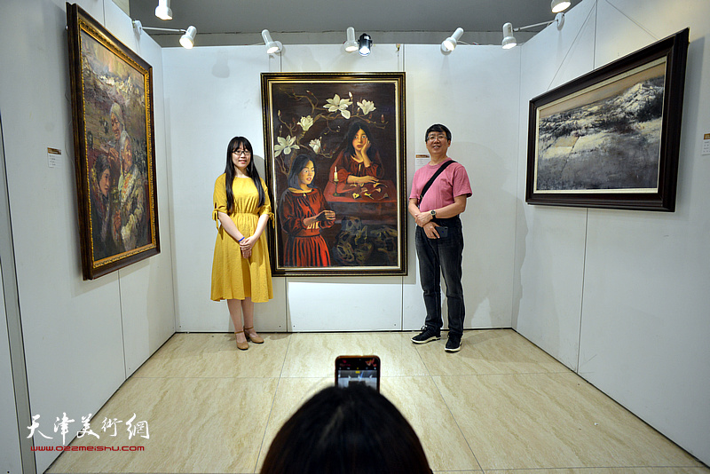 齐宝成与参展艺术硕士毕业生在毕业作品展现场。
