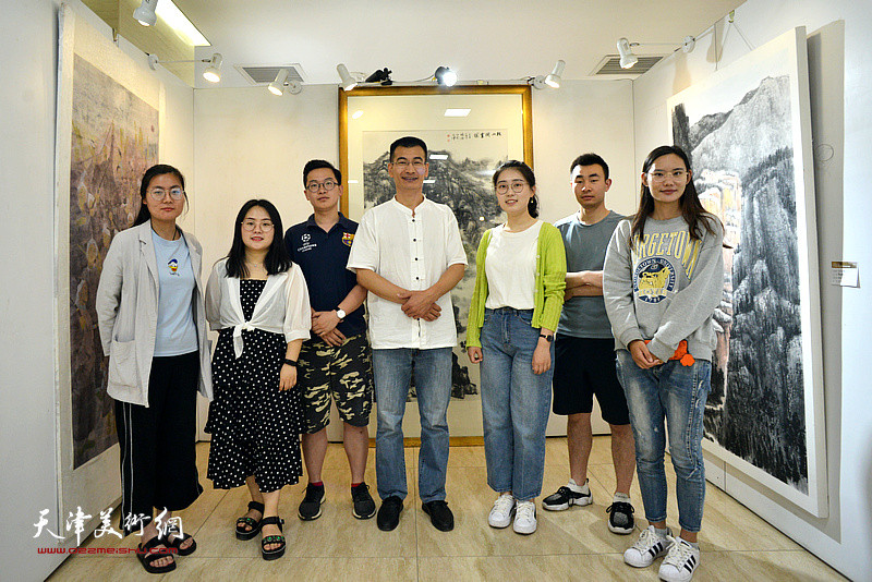 姜金军与参展艺术硕士毕业生蒲燕斌等在毕业作品展现场。