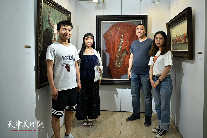 唐明与参展艺术硕士毕业生在毕业作品展现场。
