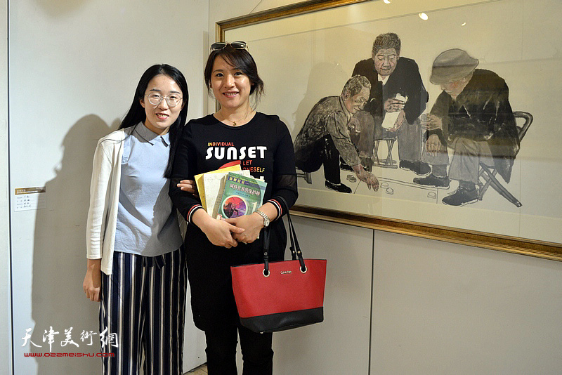 刘娜教授与参展艺术硕士毕业生王懿瑄在毕业作品展现场。