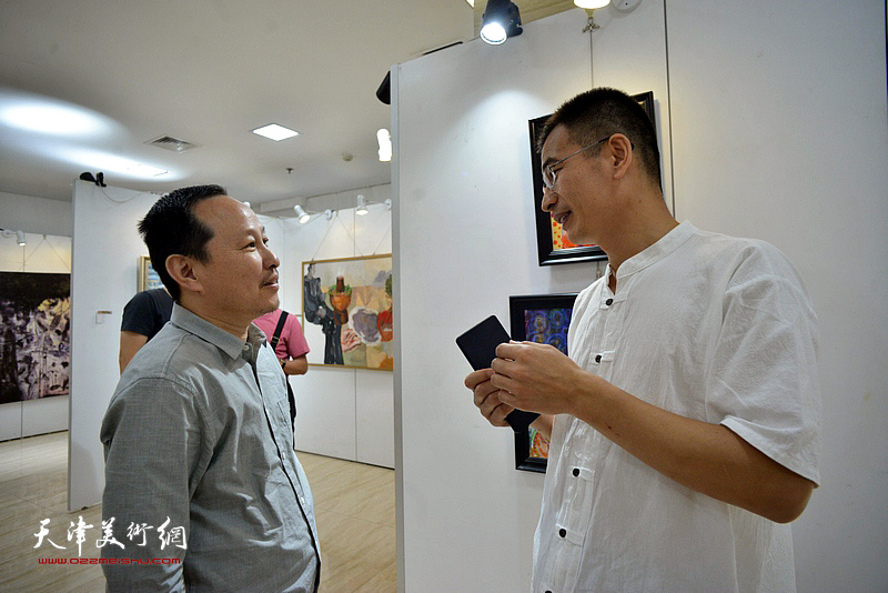张立涛、姜金军在毕业作品展现场。