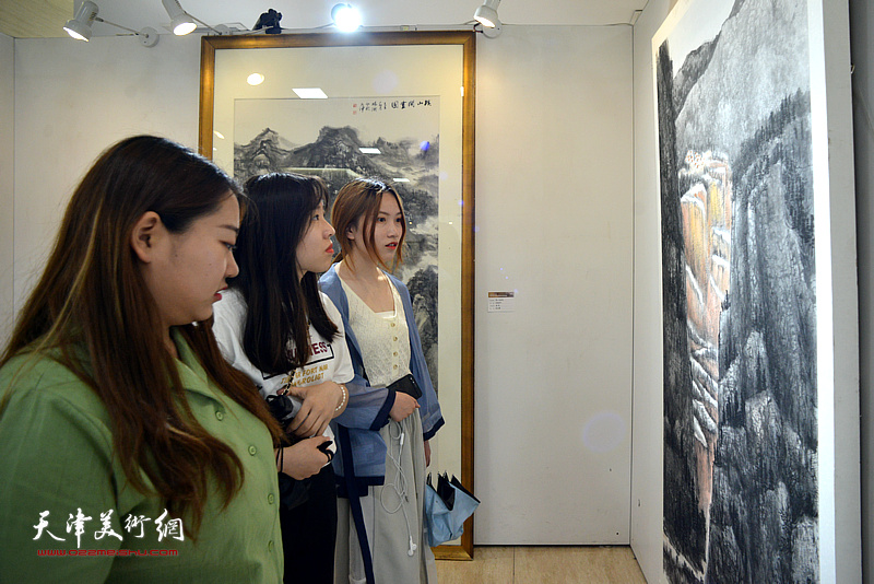 萤窗万卷—天津师范大学美术与设计学院2019届艺术硕士毕业作品展现场。
