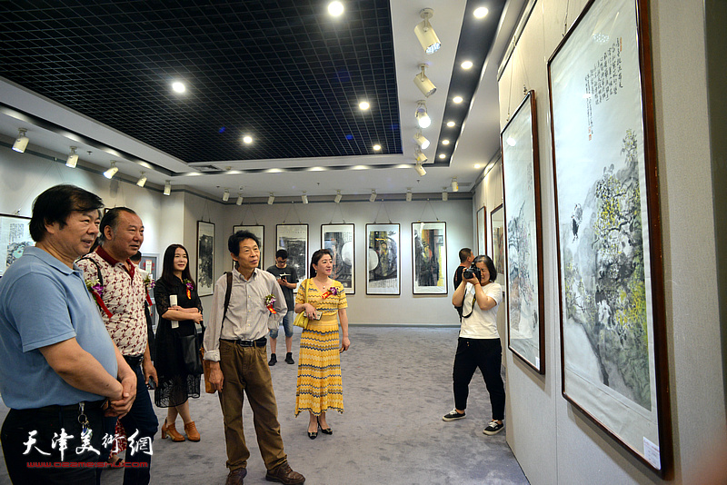 史振岭、黄三枝、、马胜利、王渊、王永芬在画展现场观看作品。