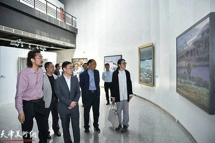 参展艺术家冯庆陪同国家艺术基金管理中心主任雷喜宁以及山西大学美术学院院长刘维东等嘉宾参观展览