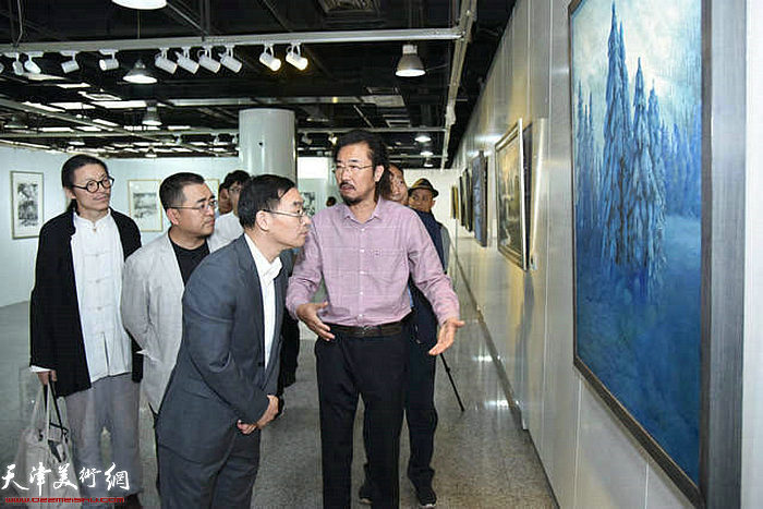 冯庆陪同嘉宾参观展览