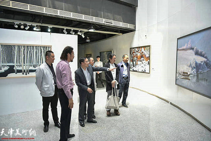 冯庆陪同嘉宾参观展览。