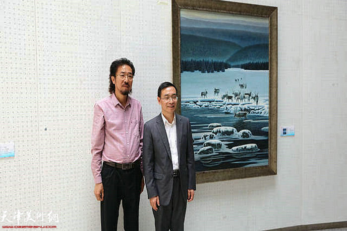 参展艺术家冯庆（左）与国家艺术基金管理中心主任雷喜宁合影