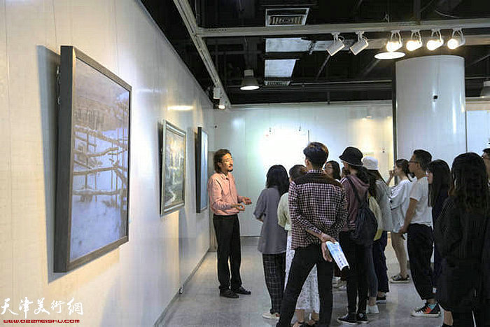艺术家冯庆带领学生参观展览