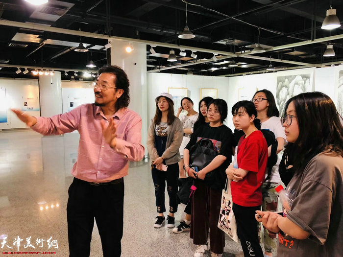 艺术家冯庆带领学生参观展览