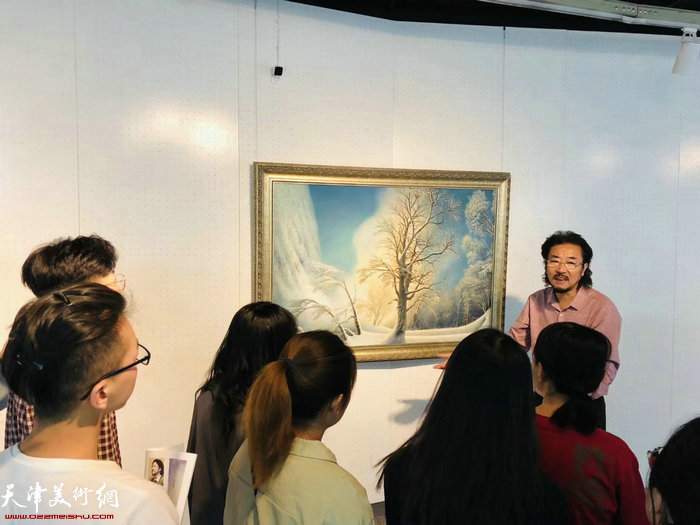 艺术家冯庆带领学生参观展览